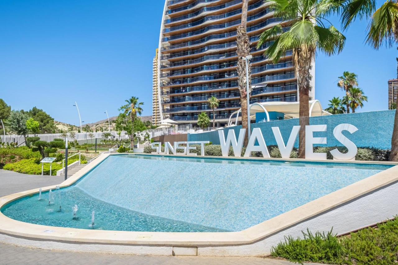 Sunset Waves Deluxe Apartments Poniente Beach Resort Benidorm Bagian luar foto